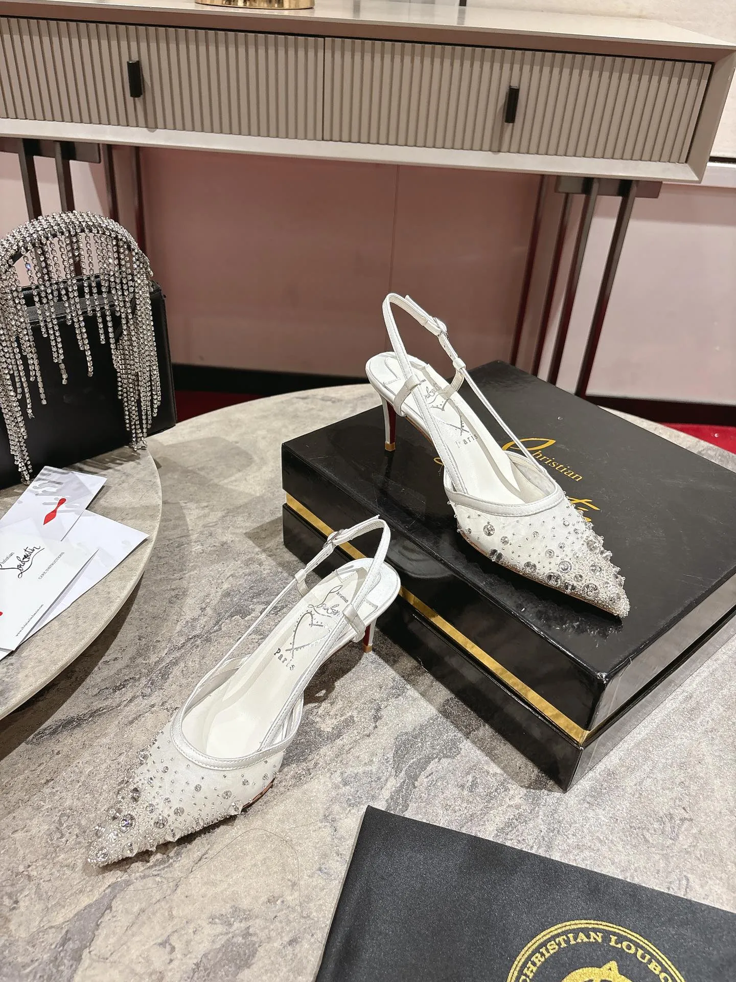 👟👟Ex-factory price 740👟👟 🆑❥∙ Mesh seam drill (single shoe)🦋✪ꫛꫀw.✔︎ This style features a slightly pointed toe made from white mesh with crystal beads and diamonds, a 65mm heel height, hand-placed crystals added to the front, and our signature Louboutin red sole with Christian Louboutin's signature and heart-shaped imprint logo on the insole. Size: 34 yards-42 yards (34.40.41.42. Customized, non-returnable and non-exchangeable‼️) Heel height: 6.5cm Color: White Apricot